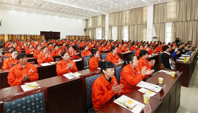 从制鞋工到行业先锋:高级家政培训师罗春霞的华丽蜕变